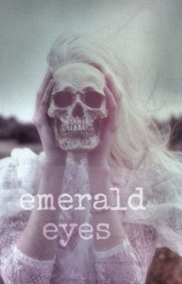 изумрудные глаза.