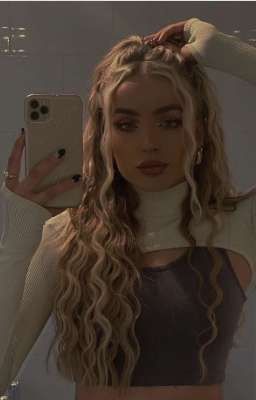 мамочка в здании 