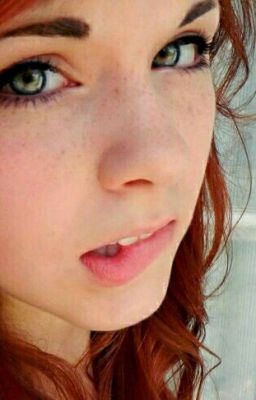 Милая девушка "но кто под ней скрывается„