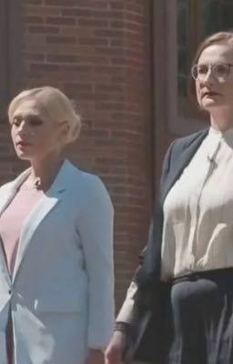 алая помада на розовых щеках 