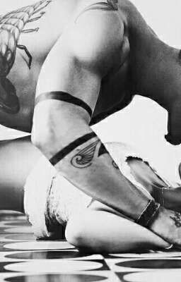 Его непослушный котенок😻