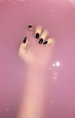 На руках сердечки 