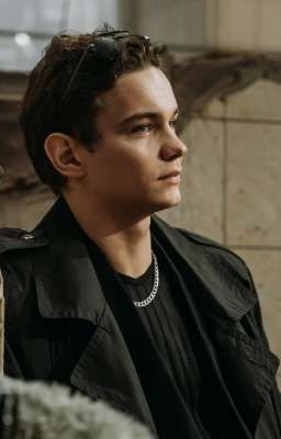 Полюбила бандита,и ее жизнь поменялась кардинально..