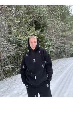 тихоня для него 