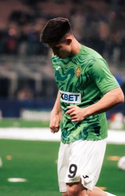 Под вспышками камер