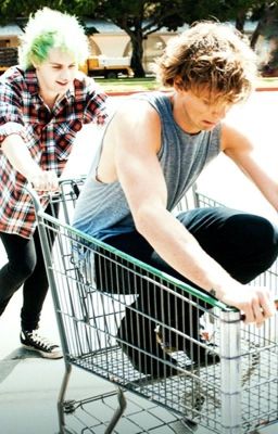 Меня удочерили 1D?(редактируется)