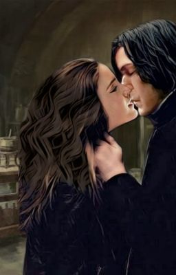 Пышногрудая брюнетка в переулке