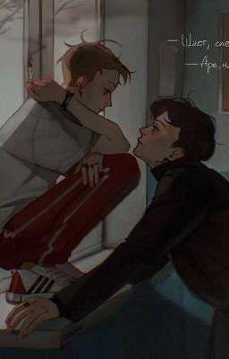 Сосед в забавных носках 