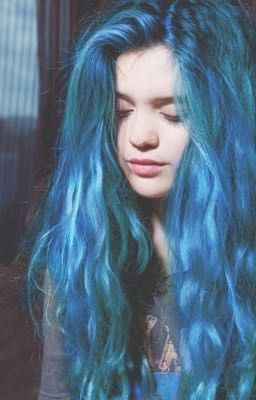 Голубо-волосая пацанка