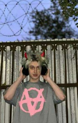 моё запястье только в её слезах..)