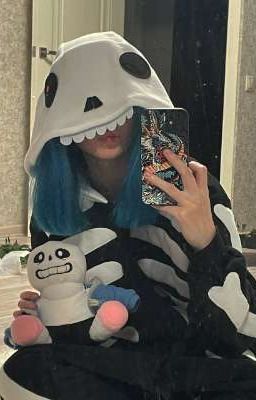 девушка с синими волосами