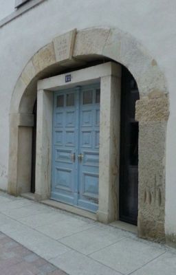 За Высокими Двойными Дверями