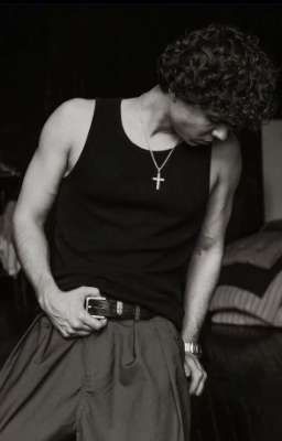 богатый парень и таинственная девушка 