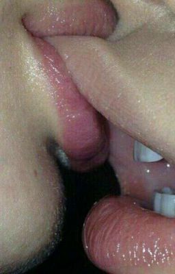 За гаражами много этажек. [18+]