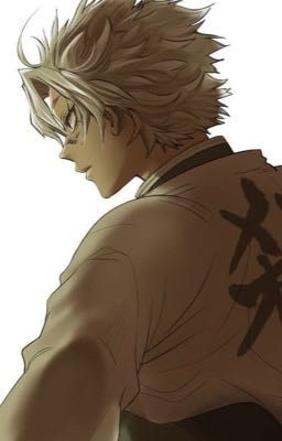 за его спиной