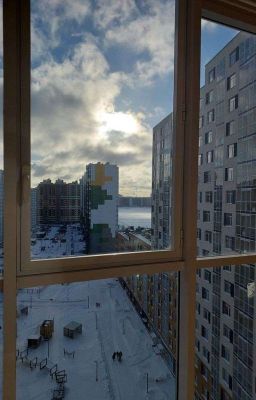 Витражное окно в доме напротив