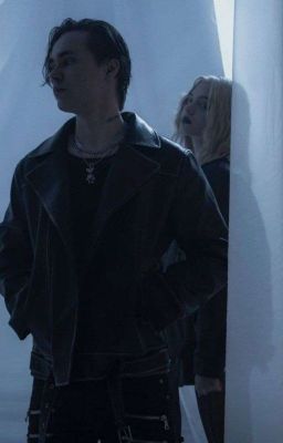 не глядя назад. 