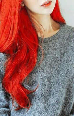 Девушка с красными волосами 