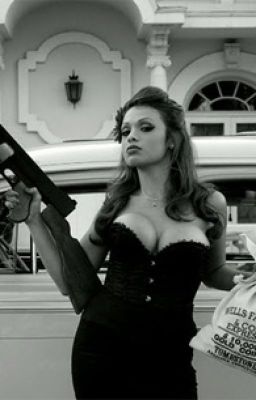 Немка в автомобиле в очках и с ружьём